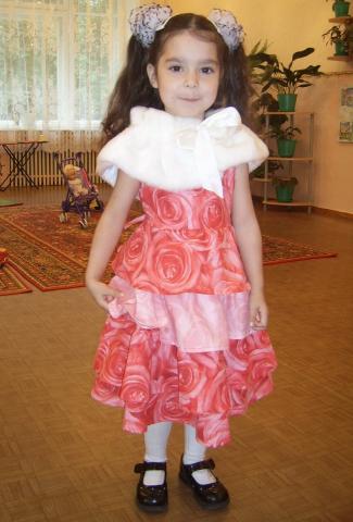 Праздничное платье с розами на девочку 3-4 лет